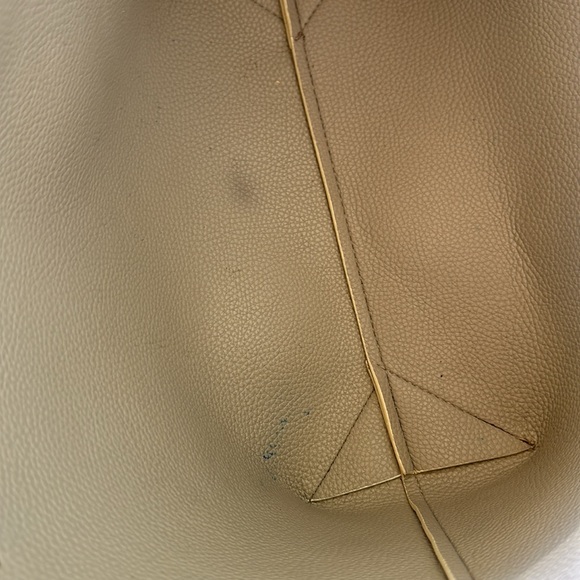 Guess pale pink Tote
Fabulous condition...approx 18" x 10" bottom base 12"by 5" - Picture 4 of 9